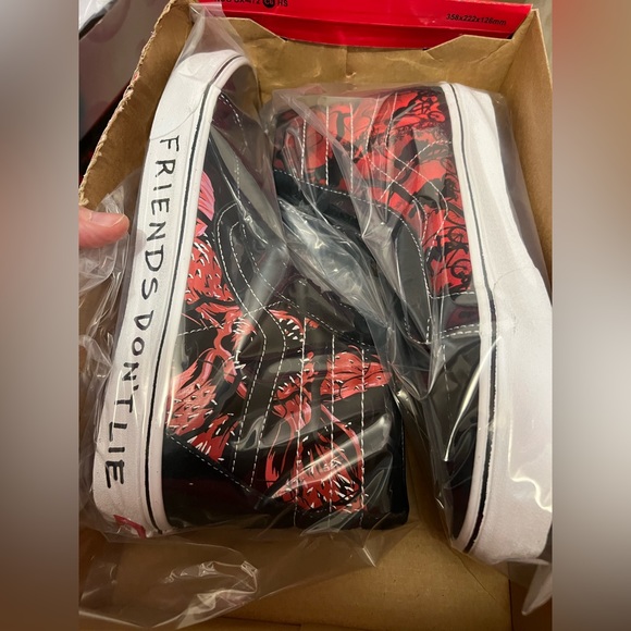 Vans X Stranger Things Sk8 Hi 7.5, 9, 9.5, 11.5 - Picture 6 of 12